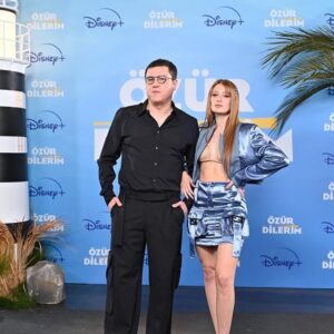 İbrahim Büyükak Instagram - Dün akşam bizi yalnız bırakmayan bütün dostlarımıza çok teşekkür ederim💙
Hepinizi çok seviyorum🫶

Özür Dilerim Cuma günü @disneyplustr ‘ta!