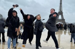 İbrahim Büyükak Instagram - Ben Paris adamıyım, sen seversin sevmezsin🗼😂

*Son fotoya dikkat😂