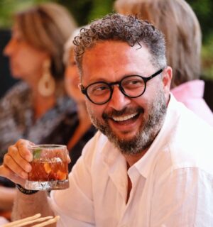 İbrahim Selim Instagram - Bu nem dolu güne kadeh kaldırıyorum ki sanmayın içicem, ilkini enseme dökerim, ikincisini artık içicem. Sokağa klima mı takalım nasıl yapalım bu işi ya?