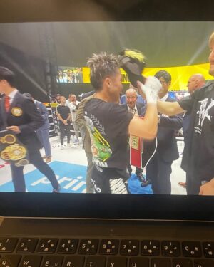 Ichikawa Ebizo XI Instagram - *
So tough- I was watching the whole time…
Boxing🥊 after dinner❗️❗️❗️❗️

Round 1 was scary but the strength after that.
That kind of strength tells you how much training is going on daily…
Amazing.

強いですねー
ずっと見てました、

食後はボクシング🥊❗️❗️❗️❗️

1ラウンドは
ひやっとしましたが

それからの強さよ。

普段から
鍛え上げられているのが、
手に取るように分かる強さですね、、

凄い。

#市川團十郎白猿 #市川海老蔵 #海老蔵 #市川新之助 #成田屋 #歌舞伎 #歌舞伎座 #和 #舞台 #三千世界 #ABKAI #ABMORI #ebizoichikawa #ebizo #kabuki #thunderparty #theater #theaterarts #actor #kabukiactor #japan #classic #traditionaljapan #japaneseculture
#japan_og_insta #performingarts