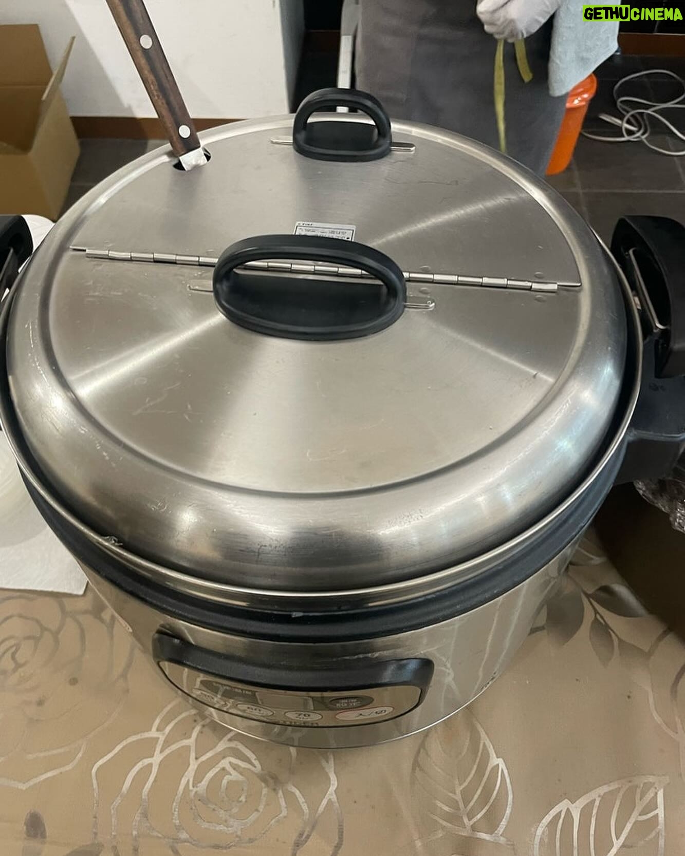 Ichikawa Ebizo XI - 9K Likes - *
Smelling like school cafeteria…
Brings back memories and kinda makes me cry…
学校の給食みたいな、
香り、
なんか
懐かしすぎて
泣けます、、
#市川團十郎白猿 #市川海老蔵 #海老蔵 #市川新之助 #成田屋 #歌舞伎 #歌舞伎座 #和 #舞台 #三千世界 #ABKAI #ABMORI #ebizoichikawa #ebizo #kabuki #thunderparty #theater #theaterarts #actor #kabukiactor #japan #classic #traditionaljapan #japaneseculture
#japan_og_insta #performingarts