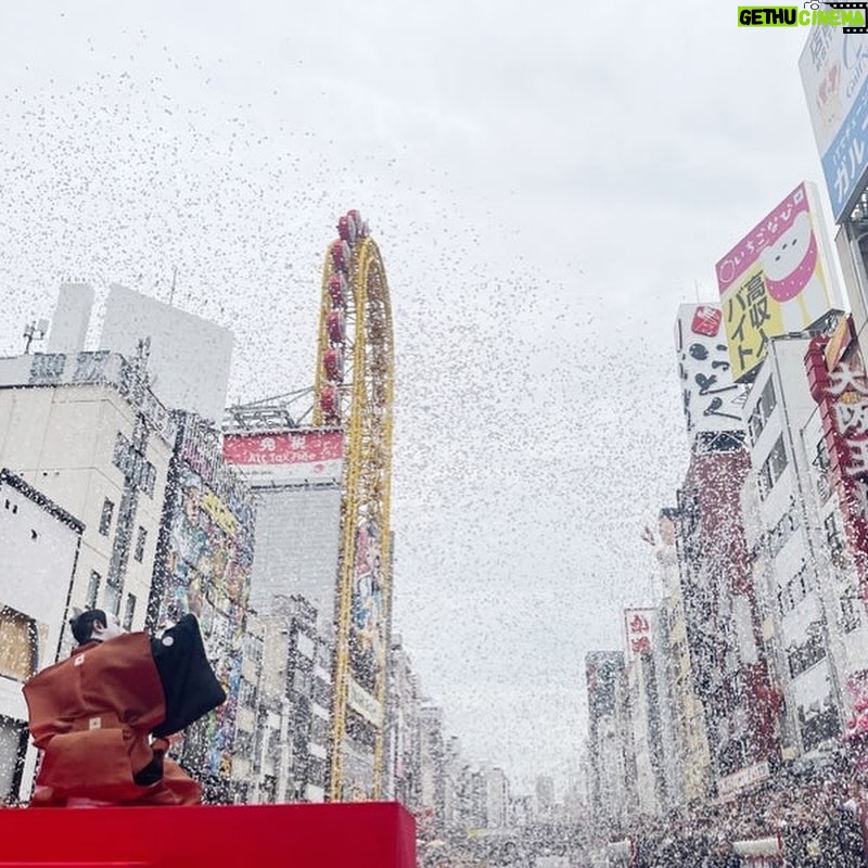 Ichikawa Ebizo XI - 10.8K Likes - *
OSAKA‼️
Nirami (glare) ceremony at Dotonbori‼️
Thank you so very much😭
大阪‼️
道頓堀での睨み‼️
ありがとうございます😭
#市川團十郎白猿 #市川海老蔵 #海老蔵
#市川新之助 #成田屋 #歌舞伎 #成長記録 #子育てぐらむ #子供のいる暮らし #子どものいる暮らし #子育て日記 #三千世界 #children #childphotography #daughter #son #ABKAI #ABMORI #ebizoichikawa #ebizo #kabuki #thunderparty #theater #theaterarts #actor #japan #classic