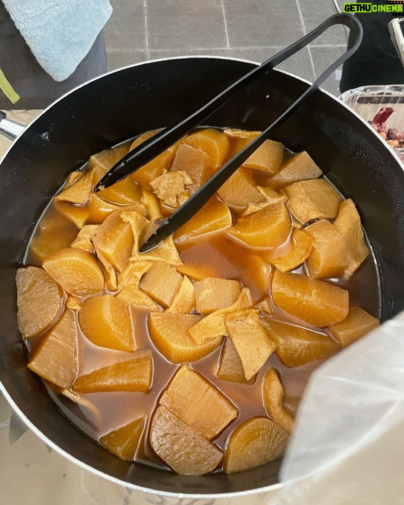 Ichikawa Ebizo XI - 9K Likes - *
Smelling like school cafeteria…
Brings back memories and kinda makes me cry…
学校の給食みたいな、
香り、
なんか
懐かしすぎて
泣けます、、
#市川團十郎白猿 #市川海老蔵 #海老蔵 #市川新之助 #成田屋 #歌舞伎 #歌舞伎座 #和 #舞台 #三千世界 #ABKAI #ABMORI #ebizoichikawa #ebizo #kabuki #thunderparty #theater #theaterarts #actor #kabukiactor #japan #classic #traditionaljapan #japaneseculture
#japan_og_insta #performingarts