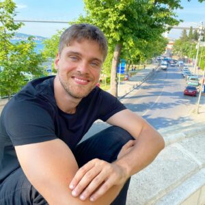 İdris Nebi Taşkan Instagram - Oglum sen neden hic gulmuyorsun ?