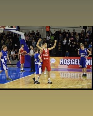 İdris Nebi Taşkan Instagram - Estonya-türkiye maçı … 1 sayıyla gerideydik ve maçın bitmesine 1 saniye kala bana faul yaptılar. Serbest atış çizgisine gittim. Eğer 2 de 2 atarsam ülkeme maç kazandıracaktım. Ne heyecandı ama ellerim titriyordu ama ikisinide basarılı atıs yapmayı basardım. Maçı kazandık … sonra bu hareketı yaparken yakalanmısım kameraya … hayatımda en mutlu oldugum kendimle en gurur duydugum anlardan biriydi …