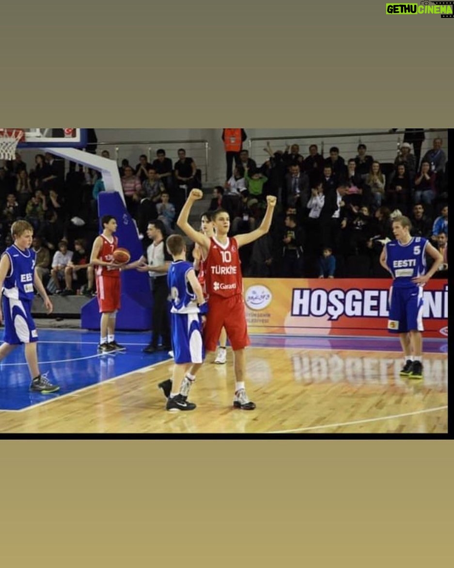 İdris Nebi Taşkan - 3.9K Likes - Estonya-türkiye maçı … 1 sayıyla gerideydik ve maçın bitmesine 1 saniye kala bana faul yaptılar. Serbest atış çizgisine gittim. Eğer 2 de 2 atarsam ülkeme maç kazandıracaktım. Ne heyecandı ama ellerim titriyordu ama ikisinide basarılı atıs yapmayı basardım. Maçı kazandık … sonra bu hareketı yaparken yakalanmısım kameraya … hayatımda en mutlu oldugum kendimle en gurur duydugum anlardan biriydi …