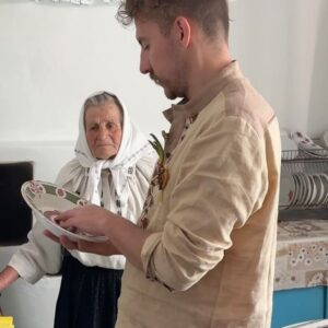 Ievgen Klopotenko Instagram - Вінниччина — це каша зозуля із маком, підливка зі смаженого гороху, паска на пряженому молоці і краса навколо. Але найперше — наші люди, які це все пронесли в собі і поділилися зі мною. Цьом.