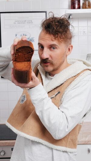 Ievgen Klopotenko Instagram - Прощавай, дорога пана-кота, це було класно, але я покохав іншу. Буковинська капронова баба. Майже загублений, її смак відтепер зайняв моє серце і ніяк не виходить з голови. 

  Щоб її приготувати, то треба:
– 300 г борошна
– 10 яєць 
– 230 г цукру 
– 200 мл олії 
– 250 мл кефіру
– 500 мл молока 
– 1ст.л соди або розпушувача
– 30 мл горілки

Температура 200-220 градусів 90 хв, після цього зменшуємо до 100 градусів і ще 90 хв. Вимикаємо духовку і залишаємо на 30 хв.

Я використовую фольгу від @dobra_hospodarochka.ua, ми з нею вже давно дружимо і завжди все виходить дуже класно. 

Берете буковинську капронову бабу і губитесь у вирі почуттів. Цьом.