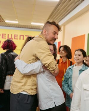 Ievgen Klopotenko Instagram - Я чекав цієї миті 5 років. Нарешті. Моя мрія, щоб діти харчувались краще ще на крок ближче.
Зустрічайте, новий збірник шкільного харчування для закладів освіти.

Вже сьогодні ми разом з @olenazelenska_official, Міністерством охорони здоровʼя, @liashko.victor, Міністерством освіти і науки України, Оксеном Лісовим, Проектним офісом реформи, Посольством Швейцарії та Діємо для здоров’я презентуємо збірник страв шкільного харчування. 

Це 14 розділів та загалом 621 страва, розроблена спільно з провідними нутриціологами та технологами. Тут і традиційні української страви, і популярні страви світової кухні. Це чотири роки шляху від ідеї до повної реалізації. Вау.

В збірнику на вас чекають детально пророблені рецепти з позначеними алергенами та рецепти під різні харчові потреби дітей - понад 80 альтернатив страв без лактози та глютену. Збірник отримав всі необхідні погодження від ДПСС, Інституту громадського здоров’я ім. О.М. Марзєєва та схвалений комісією ІМЗО (МОН) для використання в освітньому процесі. А ще він абсолютно безкоштовний: і для закладів освіти, і для турботливих батьків.

Подякував усім, хто доклав руку до цієї мрії.

Збірник можна завантажити за посиланням у шапці профілю.

Ініціатива реалізується в межах Україно-швейцарського проєкту “Діємо для здоров‘я” за фінансової підтримки Швейцарії.