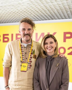 Ievgen Klopotenko Instagram - Я чекав цієї миті 5 років. Нарешті. Моя мрія, щоб діти харчувались краще ще на крок ближче.
Зустрічайте, новий збірник шкільного харчування для закладів освіти.

Вже сьогодні ми разом з @olenazelenska_official, Міністерством охорони здоровʼя, @liashko.victor, Міністерством освіти і науки України, Оксеном Лісовим, Проектним офісом реформи, Посольством Швейцарії та Діємо для здоров’я презентуємо збірник страв шкільного харчування. 

Це 14 розділів та загалом 621 страва, розроблена спільно з провідними нутриціологами та технологами. Тут і традиційні української страви, і популярні страви світової кухні. Це чотири роки шляху від ідеї до повної реалізації. Вау.

В збірнику на вас чекають детально пророблені рецепти з позначеними алергенами та рецепти під різні харчові потреби дітей - понад 80 альтернатив страв без лактози та глютену. Збірник отримав всі необхідні погодження від ДПСС, Інституту громадського здоров’я ім. О.М. Марзєєва та схвалений комісією ІМЗО (МОН) для використання в освітньому процесі. А ще він абсолютно безкоштовний: і для закладів освіти, і для турботливих батьків.

Подякував усім, хто доклав руку до цієї мрії.

Збірник можна завантажити за посиланням у шапці профілю.

Ініціатива реалізується в межах Україно-швейцарського проєкту “Діємо для здоров‘я” за фінансової підтримки Швейцарії.