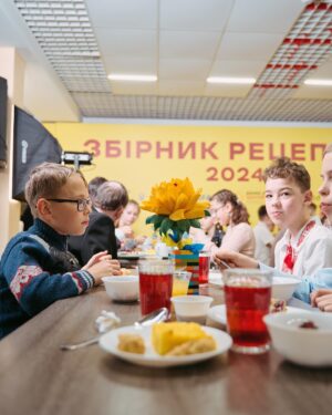 Ievgen Klopotenko Instagram - Я чекав цієї миті 5 років. Нарешті. Моя мрія, щоб діти харчувались краще ще на крок ближче.
Зустрічайте, новий збірник шкільного харчування для закладів освіти.

Вже сьогодні ми разом з @olenazelenska_official, Міністерством охорони здоровʼя, @liashko.victor, Міністерством освіти і науки України, Оксеном Лісовим, Проектним офісом реформи, Посольством Швейцарії та Діємо для здоров’я презентуємо збірник страв шкільного харчування. 

Це 14 розділів та загалом 621 страва, розроблена спільно з провідними нутриціологами та технологами. Тут і традиційні української страви, і популярні страви світової кухні. Це чотири роки шляху від ідеї до повної реалізації. Вау.

В збірнику на вас чекають детально пророблені рецепти з позначеними алергенами та рецепти під різні харчові потреби дітей - понад 80 альтернатив страв без лактози та глютену. Збірник отримав всі необхідні погодження від ДПСС, Інституту громадського здоров’я ім. О.М. Марзєєва та схвалений комісією ІМЗО (МОН) для використання в освітньому процесі. А ще він абсолютно безкоштовний: і для закладів освіти, і для турботливих батьків.

Подякував усім, хто доклав руку до цієї мрії.

Збірник можна завантажити за посиланням у шапці профілю.

Ініціатива реалізується в межах Україно-швейцарського проєкту “Діємо для здоров‘я” за фінансової підтримки Швейцарії.
