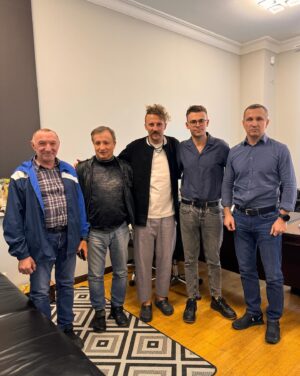Ievgen Klopotenko Instagram - Аукціон на оренду Житнього скасовано!

Суспільний тиск, аргументована позиція та небайдужість дали результат. Вчора цілий день провів у Київраді, чекаючи можливості з трибуни звернутися до депутатів та донести позицію громадськості, що оренда у тій формі, яка була запропонована, фактично є прихованою та непрозорою приватизацією. 

І хоча виступити мені не вдалося, бо весь день міська рада розглядала питання перерозподілу бюджету для виділення додаткових коштів нашим захисникам, я зміг поговорити з головами профільних комітетів та @vitaliyklitschko.

І нас почули. Аукціон, запланований на 15.04, сьогодні буде скасовано. Особисто вдячний меру за підтримку цього рішення. 

Далі мають пройти повноцінні громадські слухання, де кияни сформують спільне бачення розвитку ринку. Вони фактично стануть основою майбутнього інвест-проєкту і вже міська влада вирішить, яка форма буде найкраща для його реалізації. На це піде орієнтовно три місяці. 

Наразі у всіх сторін є розуміння, що Житній має жити, тому негайний капітальний ремонт ринку із збереженням його основного функціоналу має бути головною вимогою до майбутнього інвестора. Разом з тим весь процес має бути відкритим і прозорим. 

Громада матиме вплив на процес обрання інвест-проєкту, який найкраще відповідатиме інтересам міста та киян, та контролюватиме всі етапи його реалізації. 

Ми є творцями прецеденту, який може стати механізмом порятунку та збереження знакових для Києва місць. Триматиму в курсі.