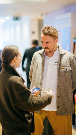 Ievgen Klopotenko Instagram - Для мене це не просто мем — це заохочення до того, щоб робити харчування дітей у закладах освіти ще крутішим.

До речі, скоро вийде Збірник рецептур для харчування дітей у закладах освіти. 621 рецепт, 900 сторінок з детальним описами і відміченими алергенами. Вегетаріанські, безлактозні, безглютенові, бо усім має бути «супер, я наївся!». 

Друковані примірники відправимо по школам, а ви, якщо захочете, зможете завантажити збірник безкоштовно! Слідкуйте за сторіз. (там буде детальна інформація згодом) 

Проєкт реалізується в рамках Стратегії реформи шкільного харчування першої леді Олени Зеленської за підтримки Швейцарії та Україно-швейцарського проєкту «Діємо для здоров‘я».