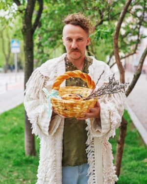 Ievgen Klopotenko Instagram - В руках пасочка, на обличчі посмішка, а на душі спокій. Такі мої вам побажання на Великдень. 

Зі святом, українці. Цьом.

п.с. Побажайте чогось гарного одне одному в коментарях, щоб причин для радості було більше.