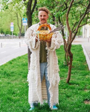 Ievgen Klopotenko Instagram - В руках пасочка, на обличчі посмішка, а на душі спокій. Такі мої вам побажання на Великдень. 

Зі святом, українці. Цьом.

п.с. Побажайте чогось гарного одне одному в коментарях, щоб причин для радості було більше.