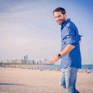 Ignacio Casano Instagram - Una sonrisa,  una mirada seria,  y mi ceño fruncido mientras pienso.  Es parte de quien soy,  de mis formas de llevar mi día a día,  de hacerme cargo de mi vida y seguir adelante.  Porque pase lo que pase,  hay que seguir avanzando en este camino sinuoso que es nuestra vida.
Fotografía : @luisavilaphoto