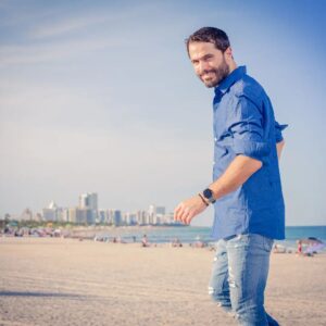 Ignacio Casano Instagram - Y en el momento preciso en el que dejamos pasar todas esas acciones destinadas a ensuciarnos, descubrimos que nuestra luz es suficiente para iluminarnos,  brillar y darnos la cálida sensación de que somos suficiente.