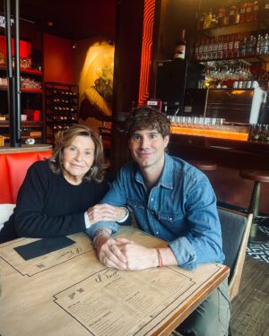 Ignacio Garmendia Instagram - Ayer estuvo de cumpleaños alguien muy especial para mi. Que me ha acompañado y apoyado a lo largo de toda mi vida, no puedo más que agradecer su presencia en mi vida y esperar que siga en ella por muchos años más y seguir gozando de su cariño. Feliz cumpleaños madrina!! 🌹🎀💎