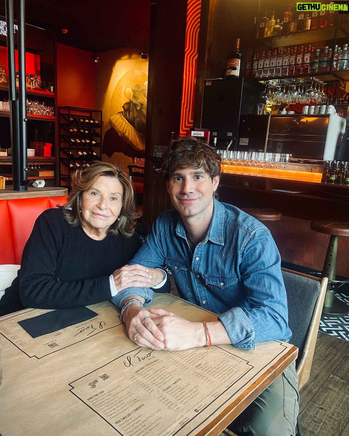 Ignacio Garmendia - 3 Likes - Ayer estuvo de cumpleaños alguien muy especial para mi. Que me ha acompañado y apoyado a lo largo de toda mi vida, no puedo más que agradecer su presencia en mi vida y esperar que siga en ella por muchos años más y seguir gozando de su cariño. Feliz cumpleaños madrina!! 🌹🎀💎