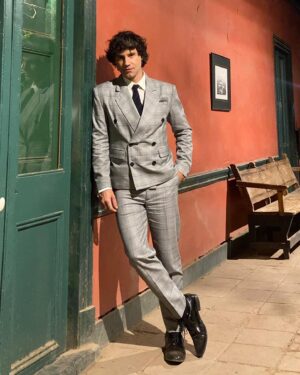 Ignacio Garmendia Instagram - Príncipe de Gales 👔🧵

📌Ignacio Garmendia @ignaciogarmendiaoficial usando traje a medida de tres piezas; chaqueta, pantalón y gilet #VR 

🧷 Las piezas del traje están confeccionadas en casimir Príncipe de Gales “Elizabeth” de @hitegatextil y el forro de “Orquídeas Blancas” es diseño de @strobel_linings ambos fabricados en Chile 🇨🇱🧵 #MadeInChile 

- Dirección Creativa: Vicente Rodríguez @vicenterodriguez_r 
- Costureros: Oriana Rojas/ Vicente Rodríguez.
- Asesoría Textil: Eva Huerta.
- Forros: Strobel Linings.
- Textiles: HITEGA. 

💙