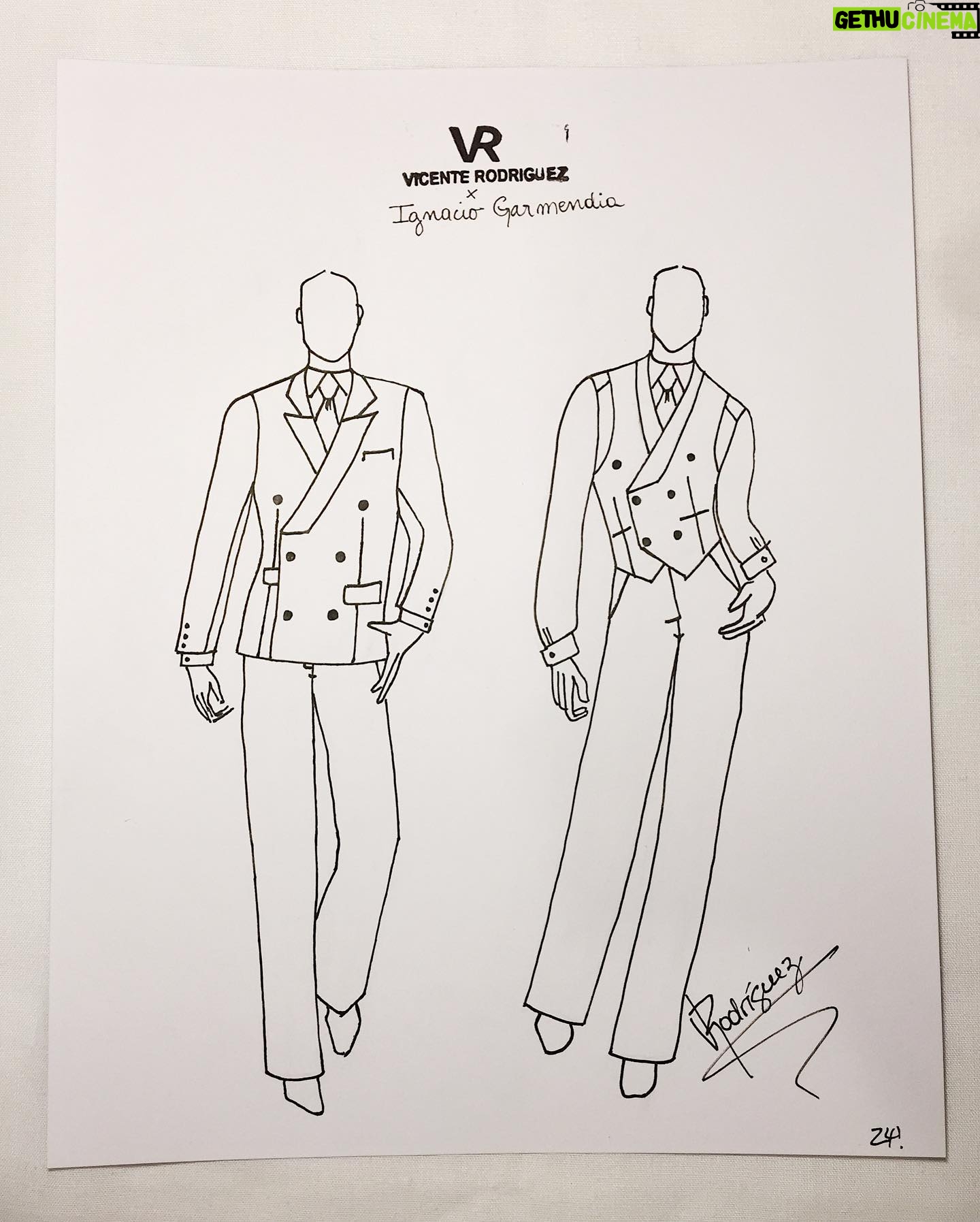 Ignacio Garmendia - 3 Likes - Príncipe de Gales 👔🧵
📌Ignacio Garmendia @ignaciogarmendiaoficial usando traje a medida de tres piezas; chaqueta, pantalón y gilet #VR
🧷 Las piezas del traje están confeccionadas en casimir Príncipe de Gales “Elizabeth” de @hitegatextil y el forro de “Orquídeas Blancas” es diseño de @strobel_linings ambos fabricados en Chile 🇨🇱🧵 #MadeInChile
- Dirección Creativa: Vicente Rodríguez @vicenterodriguez_r
- Costureros: Oriana Rojas/ Vicente Rodríguez.
- Asesoría Textil: Eva Huerta.
- Forros: Strobel Linings.
- Textiles: HITEGA.
💙