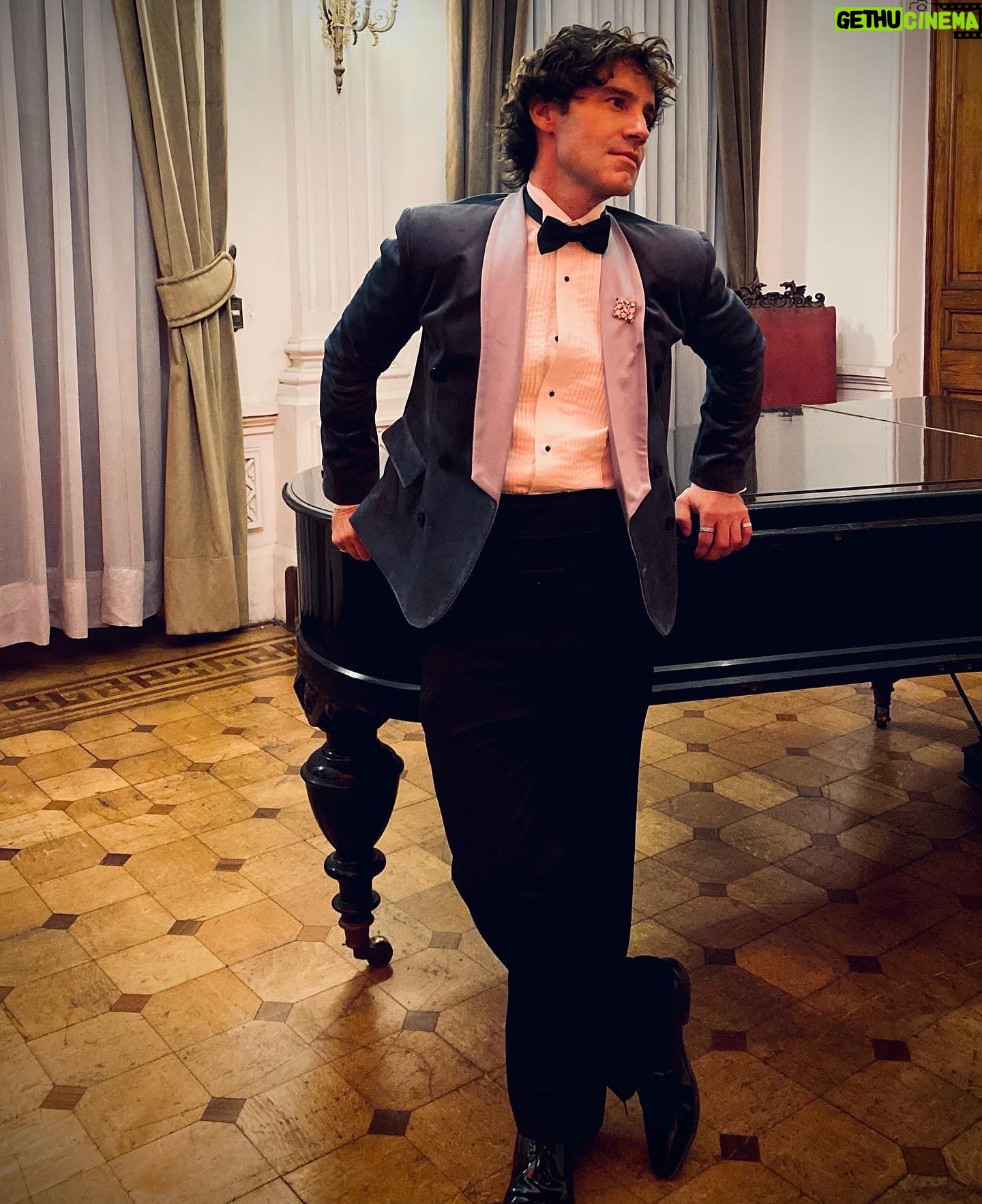 Ignacio Garmendia - 3 Likes - Fragmentos de una noche memorable…un matrimonio que quedará en la retina por un buen tiempo… 🎩🎩🎩 Total look by @vicenterodriguez_r @vicenterodriguezcl