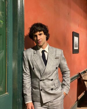 Ignacio Garmendia Instagram - Príncipe de Gales 👔🧵

📌Ignacio Garmendia @ignaciogarmendiaoficial usando traje a medida de tres piezas; chaqueta, pantalón y gilet #VR 

🧷 Las piezas del traje están confeccionadas en casimir Príncipe de Gales “Elizabeth” de @hitegatextil y el forro de “Orquídeas Blancas” es diseño de @strobel_linings ambos fabricados en Chile 🇨🇱🧵 #MadeInChile 

- Dirección Creativa: Vicente Rodríguez @vicenterodriguez_r 
- Costureros: Oriana Rojas/ Vicente Rodríguez.
- Asesoría Textil: Eva Huerta.
- Forros: Strobel Linings.
- Textiles: HITEGA. 

💙