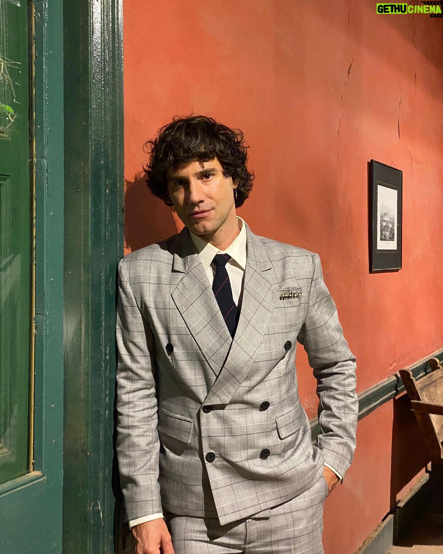 Ignacio Garmendia - 3 Likes - Príncipe de Gales 👔🧵
📌Ignacio Garmendia @ignaciogarmendiaoficial usando traje a medida de tres piezas; chaqueta, pantalón y gilet #VR
🧷 Las piezas del traje están confeccionadas en casimir Príncipe de Gales “Elizabeth” de @hitegatextil y el forro de “Orquídeas Blancas” es diseño de @strobel_linings ambos fabricados en Chile 🇨🇱🧵 #MadeInChile
- Dirección Creativa: Vicente Rodríguez @vicenterodriguez_r
- Costureros: Oriana Rojas/ Vicente Rodríguez.
- Asesoría Textil: Eva Huerta.
- Forros: Strobel Linings.
- Textiles: HITEGA.
💙