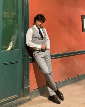 Ignacio Garmendia Instagram - Príncipe de Gales 👔🧵

📌Ignacio Garmendia @ignaciogarmendiaoficial usando traje a medida de tres piezas; chaqueta, pantalón y gilet #VR 

🧷 Las piezas del traje están confeccionadas en casimir Príncipe de Gales “Elizabeth” de @hitegatextil y el forro de “Orquídeas Blancas” es diseño de @strobel_linings ambos fabricados en Chile 🇨🇱🧵 #MadeInChile 

- Dirección Creativa: Vicente Rodríguez @vicenterodriguez_r 
- Costureros: Oriana Rojas/ Vicente Rodríguez.
- Asesoría Textil: Eva Huerta.
- Forros: Strobel Linings.
- Textiles: HITEGA. 

💙
