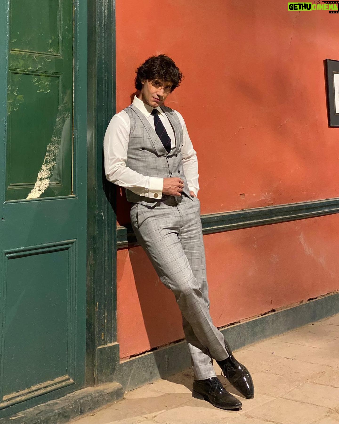Ignacio Garmendia - 3 Likes - Príncipe de Gales 👔🧵
📌Ignacio Garmendia @ignaciogarmendiaoficial usando traje a medida de tres piezas; chaqueta, pantalón y gilet #VR
🧷 Las piezas del traje están confeccionadas en casimir Príncipe de Gales “Elizabeth” de @hitegatextil y el forro de “Orquídeas Blancas” es diseño de @strobel_linings ambos fabricados en Chile 🇨🇱🧵 #MadeInChile
- Dirección Creativa: Vicente Rodríguez @vicenterodriguez_r
- Costureros: Oriana Rojas/ Vicente Rodríguez.
- Asesoría Textil: Eva Huerta.
- Forros: Strobel Linings.
- Textiles: HITEGA.
💙