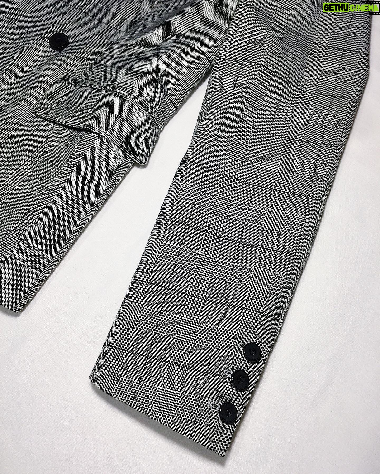 Ignacio Garmendia - 3 Likes - Príncipe de Gales 👔🧵
📌Ignacio Garmendia @ignaciogarmendiaoficial usando traje a medida de tres piezas; chaqueta, pantalón y gilet #VR
🧷 Las piezas del traje están confeccionadas en casimir Príncipe de Gales “Elizabeth” de @hitegatextil y el forro de “Orquídeas Blancas” es diseño de @strobel_linings ambos fabricados en Chile 🇨🇱🧵 #MadeInChile
- Dirección Creativa: Vicente Rodríguez @vicenterodriguez_r
- Costureros: Oriana Rojas/ Vicente Rodríguez.
- Asesoría Textil: Eva Huerta.
- Forros: Strobel Linings.
- Textiles: HITEGA.
💙