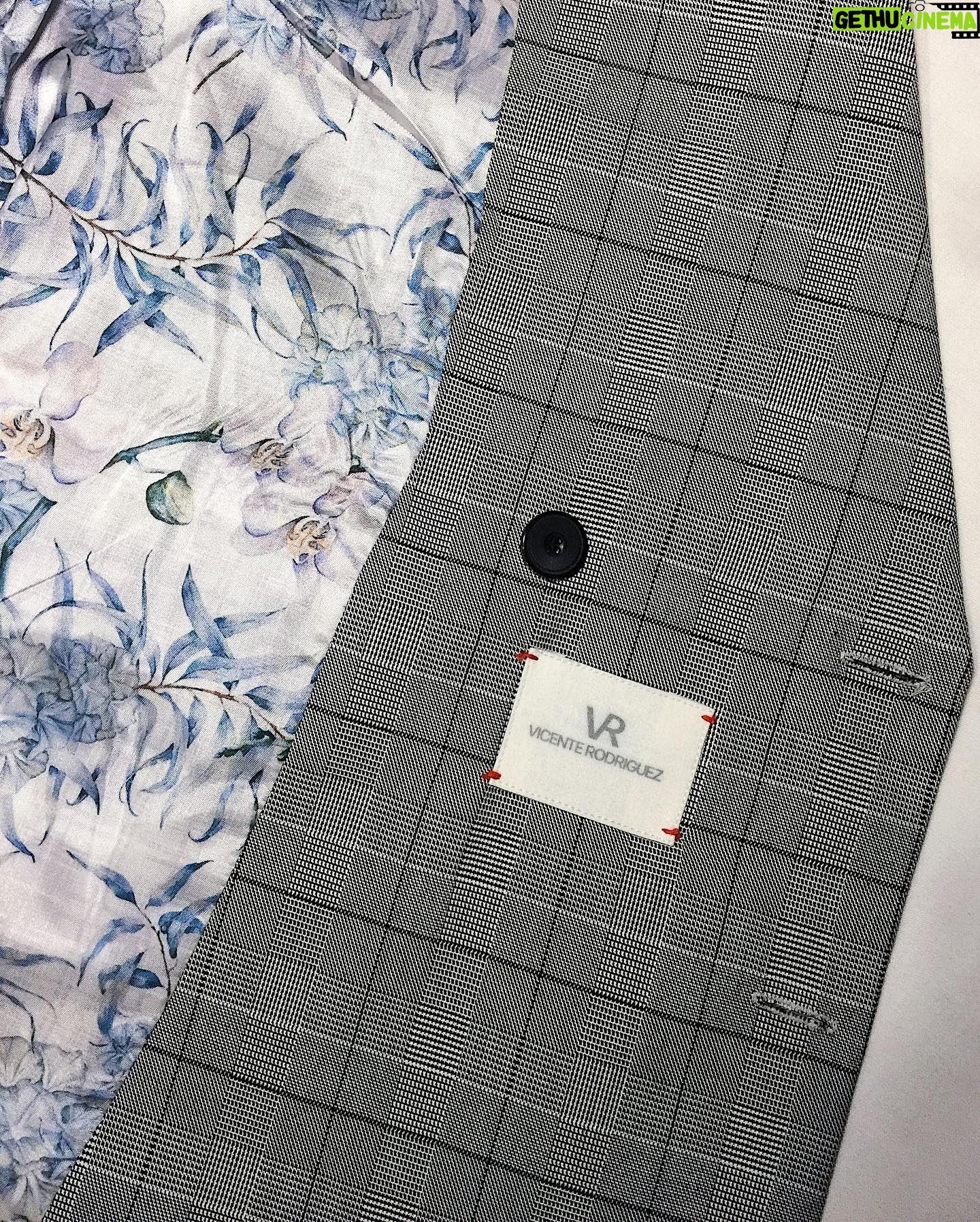 Ignacio Garmendia - 3 Likes - Príncipe de Gales 👔🧵
📌Ignacio Garmendia @ignaciogarmendiaoficial usando traje a medida de tres piezas; chaqueta, pantalón y gilet #VR
🧷 Las piezas del traje están confeccionadas en casimir Príncipe de Gales “Elizabeth” de @hitegatextil y el forro de “Orquídeas Blancas” es diseño de @strobel_linings ambos fabricados en Chile 🇨🇱🧵 #MadeInChile
- Dirección Creativa: Vicente Rodríguez @vicenterodriguez_r
- Costureros: Oriana Rojas/ Vicente Rodríguez.
- Asesoría Textil: Eva Huerta.
- Forros: Strobel Linings.
- Textiles: HITEGA.
💙