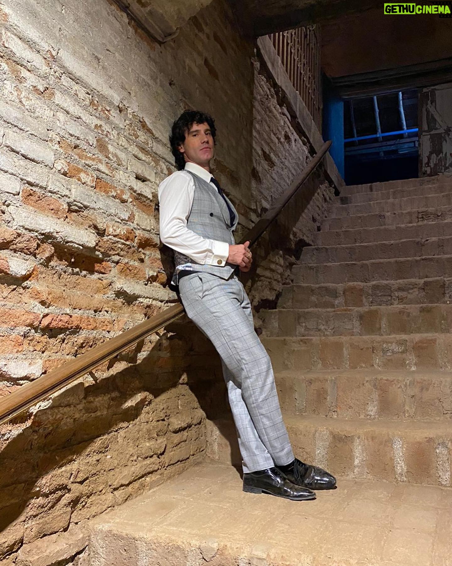 Ignacio Garmendia - 3 Likes - Príncipe de Gales 👔🧵
📌Ignacio Garmendia @ignaciogarmendiaoficial usando traje a medida de tres piezas; chaqueta, pantalón y gilet #VR
🧷 Las piezas del traje están confeccionadas en casimir Príncipe de Gales “Elizabeth” de @hitegatextil y el forro de “Orquídeas Blancas” es diseño de @strobel_linings ambos fabricados en Chile 🇨🇱🧵 #MadeInChile
- Dirección Creativa: Vicente Rodríguez @vicenterodriguez_r
- Costureros: Oriana Rojas/ Vicente Rodríguez.
- Asesoría Textil: Eva Huerta.
- Forros: Strobel Linings.
- Textiles: HITEGA.
💙
