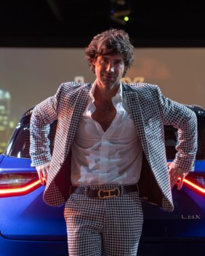 Ignacio Garmendia Instagram - Los tiempos avanzan y @lexus_chile también lo hace con su nuevo LBX 2024 con tecnología eléctrica híbrida autorecargable, nuevos y atractivos colores y un diseño interior sofisticado y minimalista. Sorprende y encanta…todo un acierto.
#NEWLEXUSLBX
#EVERYDAYEXTRAORDINARY