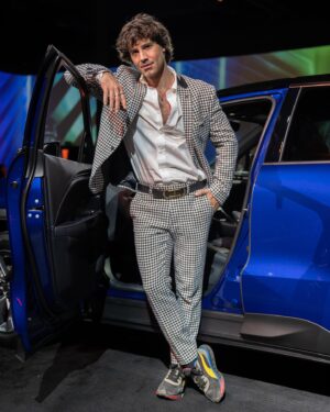 Ignacio Garmendia Instagram - Los tiempos avanzan y @lexus_chile también lo hace con su nuevo LBX 2024 con tecnología eléctrica híbrida autorecargable, nuevos y atractivos colores y un diseño interior sofisticado y minimalista. Sorprende y encanta…todo un acierto.
#NEWLEXUSLBX
#EVERYDAYEXTRAORDINARY