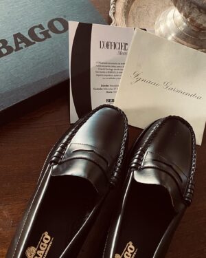 Ignacio Garmendia Instagram - Hoy en lo de @sebago_world contaba que aprendí tarde a abrocharme los cordones y por eso de chico usaba mocasines y estos mocasines me recordaron ese episodio (justamente pq no tienen cordones) Estos son comodísimos, atemporales y de factura artesanal y están en @snobbycl Gracias @lofficielchile  @thecollectivecl #lofficielmeets PD. Ya aprendí a abrocharme los cordones.