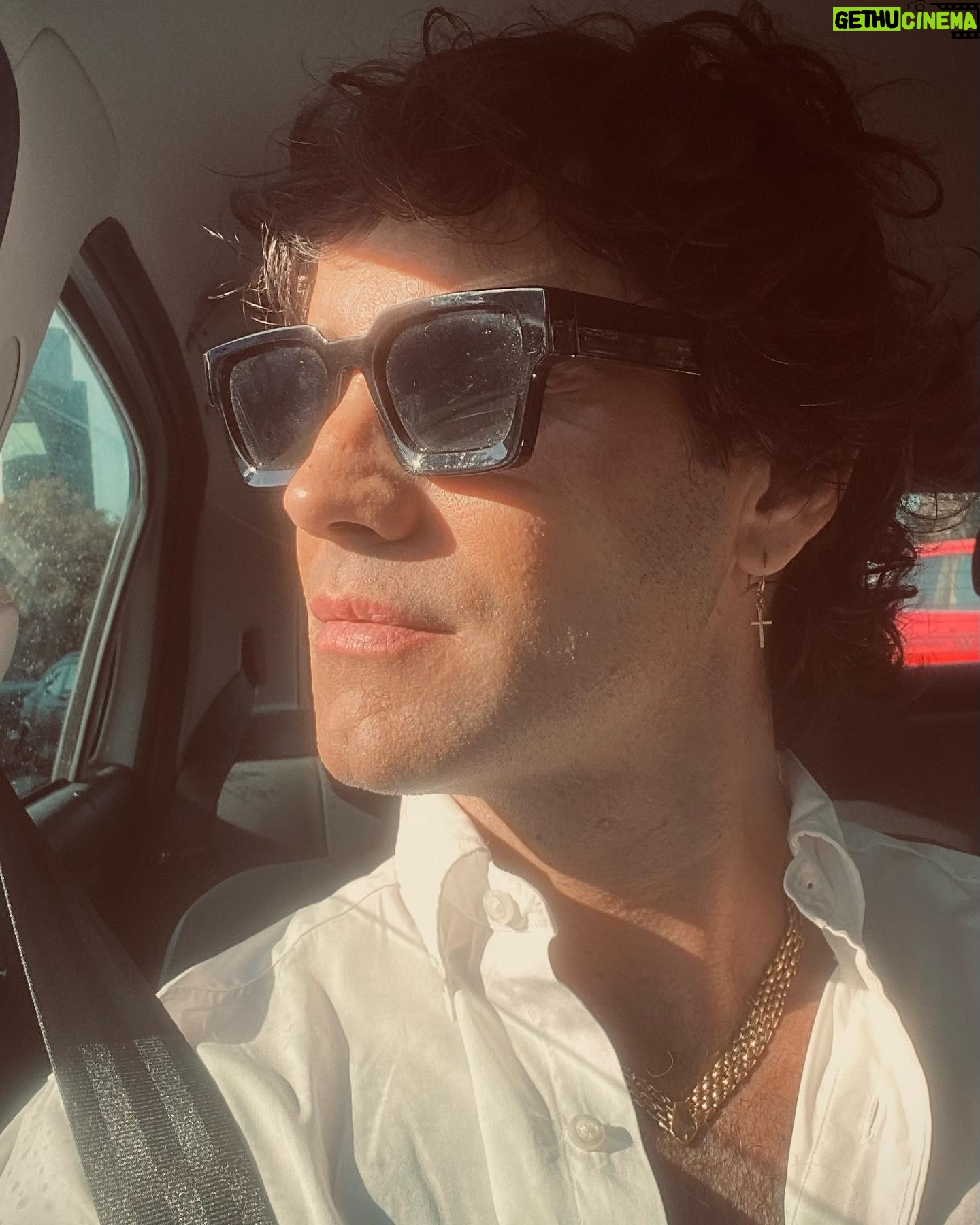 Ignacio Garmendia - 3 Likes - Hoy en lo de @sebago_world contaba que aprendí tarde a abrocharme los cordones y por eso de chico usaba mocasines y estos mocasines me recordaron ese episodio (justamente pq no tienen cordones) Estos son comodísimos, atemporales y de factura artesanal y están en @snobbycl Gracias @lofficielchile @thecollectivecl #lofficielmeets PD. Ya aprendí a abrocharme los cordones.