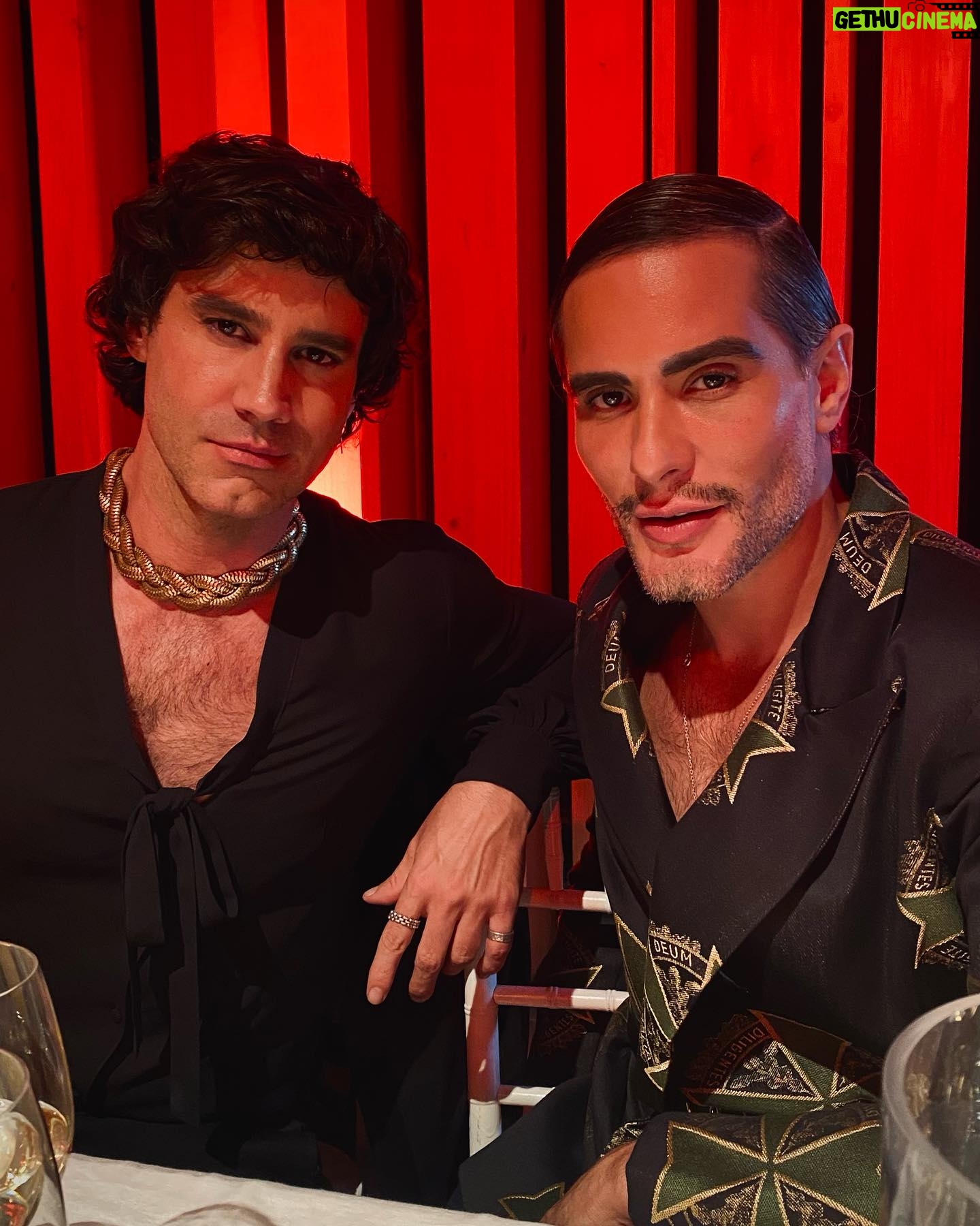 Ignacio Garmendia - 3 Likes - Hay noches y noches, pero esta sin duda fue perfecta @ferragamo cuidó cada detalle para que así fuera y vaya que se notó…mención a parte para @thecollectivecl por contribuir a ello con su impecable labor.