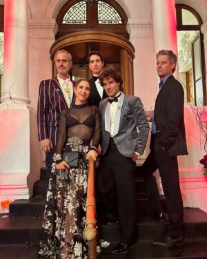 Ignacio Garmendia Instagram - Noche memorable….vivan los novios….
@belemunozg  @hugo.grisanti  @diegocasanueva #peterdragicevic 🎩🪩🎩 (muy Dinastía 😜)