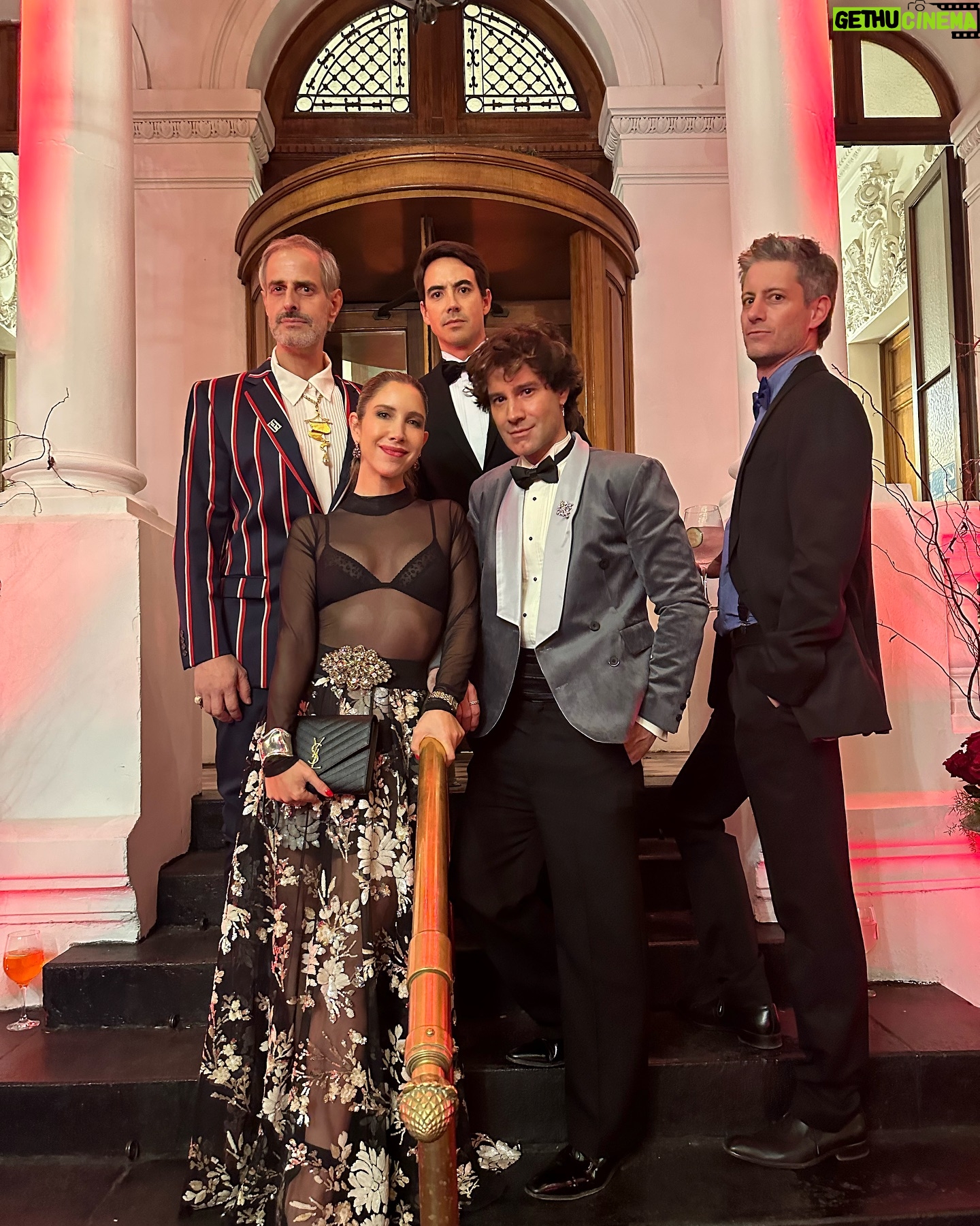 Ignacio Garmendia - 3 Likes - Noche memorable….vivan los novios….
@belemunozg @hugo.grisanti @diegocasanueva #peterdragicevic 🎩🪩🎩 (muy Dinastía 😜)
