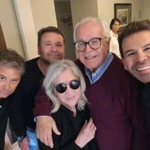 Ignacio Gutiérrez Instagram - Feliz Cumpleaños a esta Papá magnífico que me regaló la vida. 
Nunca has  soltado mi mano y yo nunca soltaré la tuya. 
Gracias por haber puesto siempre a esta linda familia primero y no me cansaré jamás  de agradecerte el haberme dado las herramientas necesarias para caminar a paso firme en la vida. Las usé y hoy soy inmensamente feliz.
Igual que tú.
Te quiero
Nacho