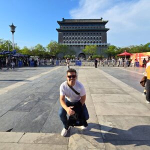 Ignacio Gutiérrez Instagram - Luego de un largo viaje llegamos a una ciudad impactante. #pekin #beijing #china Ordenada.. Moderna y aunque hablan poco inglés, son amables. Hoy visitamos #tianamensquare #beijing 
@chery_chile
Me está gustando mucho China. Pero con vino, salmón y cerezas  chilenas!