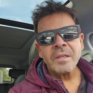Ignacio Gutiérrez Instagram - Dicen que cambiárse de casa es uno de los procesos familiares más estresantes . 
Yo siento que ha sido cansador, si y harto ,  pero también  liberador.. .
A uds les pasa lo mismo ? 
Abrazo de Martes 

(Mi súper parka es  @trial.cl )