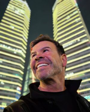 Ignacio Gutiérrez Instagram - Buenas noches #shanghai #China 
Un lugar impactante !