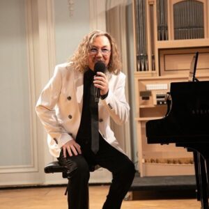 Igor Nikolayev Instagram - Вот и закончился концерт-конкурс на лучшее исполнение моего цикла «15 МЕЛОДИЙ ДЛЯ ФОРТЕПИАНО»🎹при поддержке Радио «Орфей», издательства «Музыка» и компании «Digital Project»! Благодарю детей, их родителей и педагогов со всей страны, присылавших свои записи, и приехавших в Москву на финальный концерт в Консерваторию. А победительницей стала Злата Железова (13 лет, Москва), верю - у этой юной пианистки большое будущее! На концерте весь цикл блестяще исполнила великолепная пианистка Екатерина Мечетина! Я счастлив, что мои пьесы собрали вокруг себя так много детей, захотевших их сыграть, и пусть чувство мелодии останется с ними на долгие годы!🙌❤️🎹
Фото @marinagolova