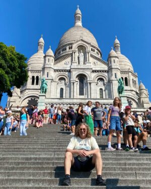 Igor Nikolayev Instagram - Сидя на ступеньках Basilique du Sacre-Coeur, снова чувствуешь себя вечным студентом) как в песне «Во французской стороне, на чужой планете…» Ну что ж, теперь ждём статей с заголовками типа «Игорь Николаев покинул Россию» или «Игорь Николаев остался во Франции», как это было после моего недавнего поста о 2-х дневной поездке в Венецию. Дорогие журналисты, не остался я ни в Италии, ни во Франции, пока вы сочиняете подобные «правдивые» супер-заголовки, нас с Вероничкой уже там нет, нам пора к школе готовиться) Всем хорошего настроения и прекрасного завершения летних отпусков!
#игорьниколаев #верониканиколаева #париж