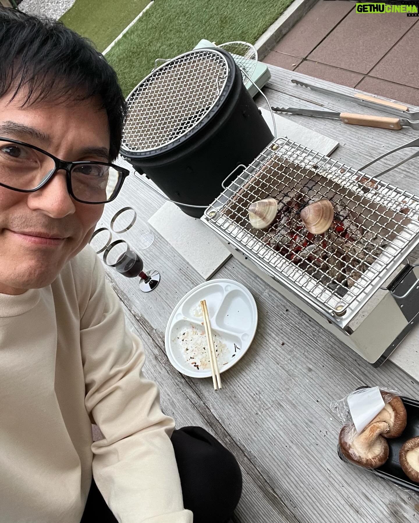 Ikki Sawamura - 30.8K Likes - .
やっと届いたふるさと納税の七厘で、カミさんと2人バーベキュー。
日が暮れてから三男も加わり贅沢なのんびり時間を過ごしました♪
炭の火おこしは、ガールスカウトで腕を鳴らした嫁に委ねてカッコ悪い旦那ぶりを発揮してしまいましたが・・笑