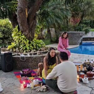Ileanna Simancas Instagram - [SOSTENER]

No siempre se facilita. Se sostiene el espacio y es distinta la intención. Eres contención para los participantes, esto permite y sirve de medio para que el  facilitador haga su trabajo y mantener la coherencia con el resto del grupo. 

Es recibir al participante y acompañar su proceso, mientras chequeas su ritmo, cómo va sintiendo hasta llevarlo a través de su respiración, atender su mundo emocional hasta llevarlo a un lugar seguro.

No soy de rituales shamánicos, sí de lo sagrado de los círculos y el poder de la respiración y conexión espiritual con el alma.Sin embargo, @ileannasim es mi Amiga de infancia y claro que acepté estar con ella. 

Hace unos años Ile y yo nos conectamos para una sesión de NO COACHING para conversar sobre lo que para Ella le llamaba la atención y deseaba trabajar: "que quiénes viajaban con Ella y la seguían terminaran llamándola maestra." En aquel entonces le incomodaba, hoy día lo lleva amosoramente y con liviandad. ¡La celebro por abrazar su verdad! 

La maestría de cada UNO es nuestra propia sabiduría y experiencia de vida puesta en nuestro hacer. Qué  belleza ver cómo pasados los años reconozco a Ile, como una gran guía y Mujer granDIOSA, por su preparación y comodidad entregando lo que ha trabajado en sí misma y lo que tiene para dar.

Fue una ceremonia hermosa, fui testigo de transformación que viaja lento y profundo. Gracias por invitarme a tu comunidad que ya no sabe de fronteras, guardiana del cacao.

Me llevo la sesión de Breahthing para mi VIDA, la presencia aútil de @gracemaria.va y los espacios mágicos de @casawaku

Namasté amiga bella... Seguimos en comunidad.

#Ceremonia #Shanik #CírculoDePoder #LunaLlena #Espiritualidad #MujerPortal