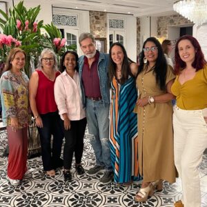 Ileanna Simancas Instagram - Esto es una mezcolanza extraña de mundos y sub-mundos en el país donde todo se cruza … hasta las emociones🥰

Viajeras, estudiantes, AMIGAS… entrelazada en mundos laborales inspirados en mi pasado, y a la vez en el camino que hoy transito. 

Amalgama del ayer y el hoy… De la niña y la mujer… Sazonando el momento entre lo personal, la misión, y mi Dharma… 

Mi Padre hermosamente de pronto se desparrama en todos mis escenarios en una extraña danza que se vislumbra al revés que lo conocido, donde parezco de pronto guiar el baile… de la hija del Simancas a “Los Simancas” … Donde puedo presentarlo orgullosa a los míos como mi papá en lugar de escuchar el tan familiar “ella es mi hija”. 

Los giros de la vida, que me permiten verme como profesional, amiga, hija, y trotamundos, todo en el breve espacio que abrió Panama para compartirnos! 

Quizá debería estar promocionando una bella charla que tendremos mañana en la Ciudad de las Artes de Panama a las 5pm… pero mi corazon siente muchas emociones abrazadas como para dedicar este post a ello… aunque si ¡ feliz ! allí los espero. 

Que dia tan inesperado … que sensación tan desconocida… Y así va de nuevo Panama con sus regalos. Gracias 💜💜💜

Y gracias amigas por venir a recibirnos! @lizdiazforero @yosoyisisbecerra @lorenanoriegasieiro @gisygonzalez @yesseniay.sanchez El mundo que #Lilithstravel ha creado es muy especial 💜