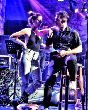 Ilianna Mavromati Instagram - Να, εμείς εδώ τραγουδάμε το "Αυτή η νύχτα μένει"... 😏
.
#lovemyfriends #lovelife #joy #aftiinixtamenei #nyxta #zeta_nyxta #song #inspiration #happiness #onstage #thelwnanikseiginamekatapiei